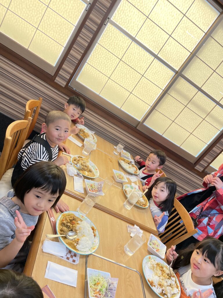 到着するとカレー🍛を食べてエネルギーチャージ！